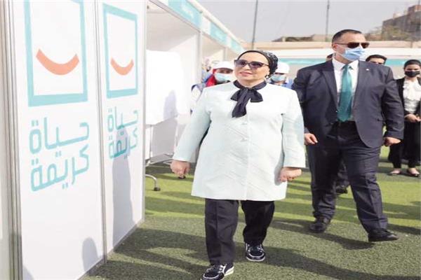 السيدة انتصار السيسى خلال زيارتها إلى قرية «شما» بمحافظة المنوفية