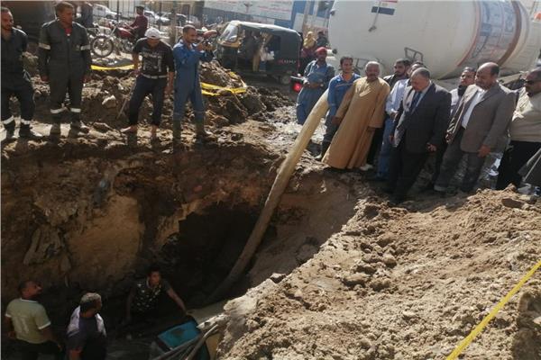 السكرتير العام يتابع اصلاح خط المياه بأبوتشت 