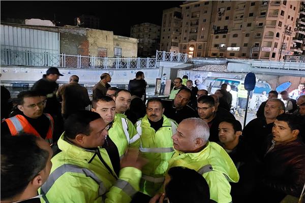 محافظ البحيرة يشرف على أعمال رفع تراكمات المياه بنفق شبرا بدمنهور
