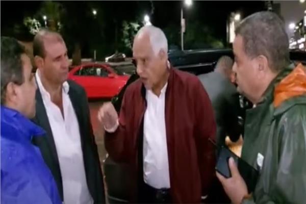 محافظ الجيزة يقود ميدانياً مجهودات شفط مياه الأمطار 