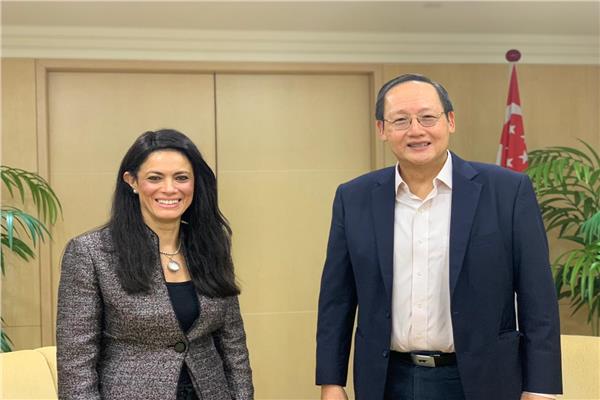 وزيرة التعاون الدولي ووزير الصناعه السنغافوري 