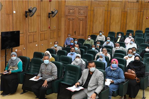 السكرتير العام يترأس اجتماع لجنة البت في طلبات تقنين أراضي الدولة بقنا
