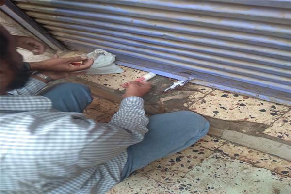 تحرير محاضر مخالفات وغلق تشميع 4 محلات تجارية تعمل بدون ترخيص بديروط