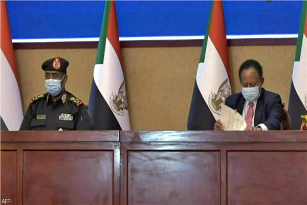 عبد الفتاح البرهان وعبد الله حمدوك أثناء توقيع الاتفاق السياسي في الخرطوم