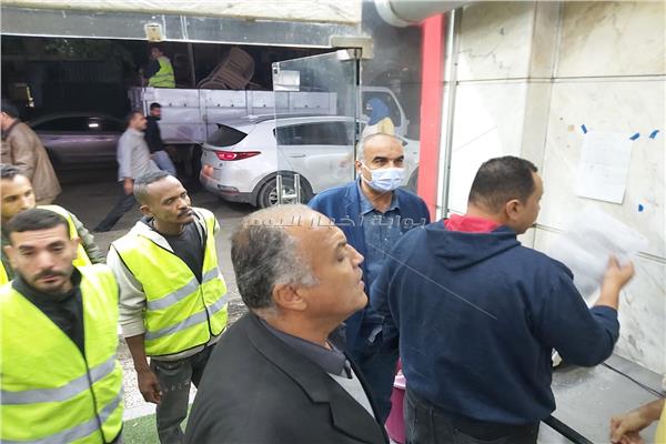 رغم الطقس السيئ حملة اشغالات لحي الدقي بالجيزة