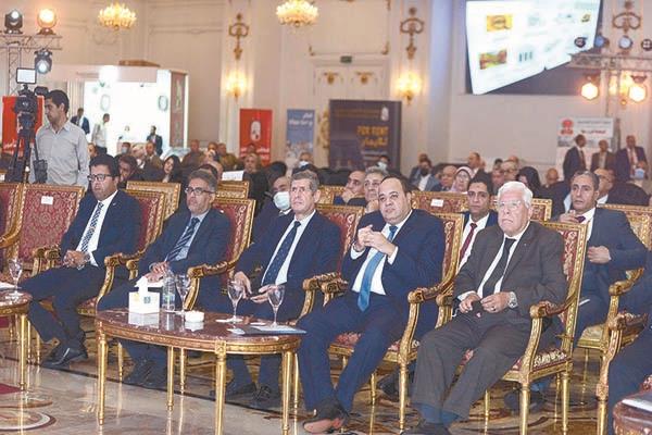 الكاتب الصحفى أحمد جلال يتوسط المشاركين فى جلسة «جسور.. بوابة مصرية على الأسواق العالمية»