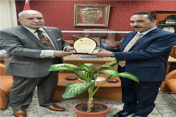 النيابة الادارية تكرم رئيس الشؤون الوقائية لمواجهة وباء كورونا