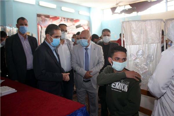 محافظ الغربية يتفقد تلقي طلاب المدارس
