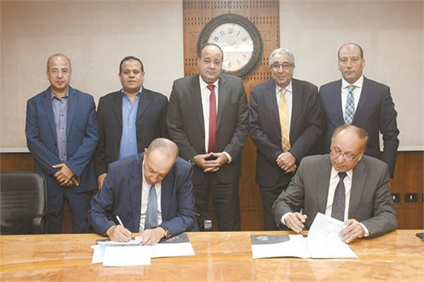 رئيس مجلس إدارة «أخبار اليوم» خلال توقيع برتوكول بطولة العالم للبليارد