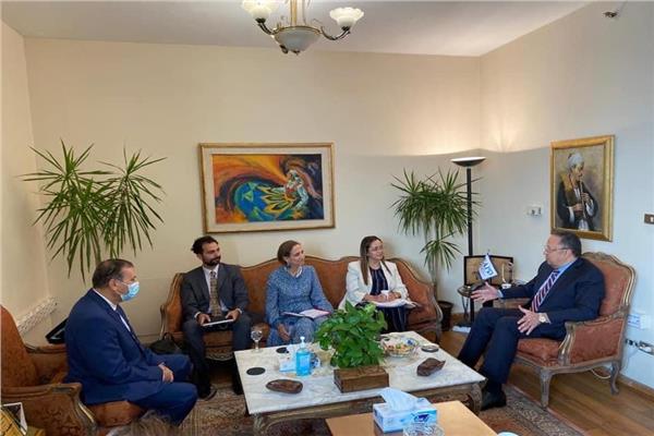 السفير محمد خليل خلال لقاءه بفيفيانا مانريكي مدير عام الوكالة الرئاسية الكولومبية