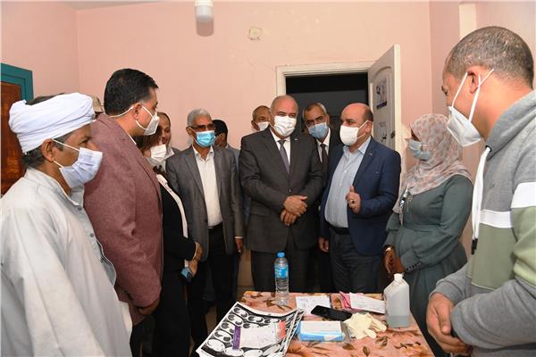 محافظ قنا بتفقد فعاليات قافلة جامعة عين شمس