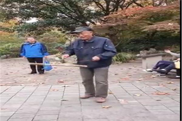 العمر مجرد رقم ..صيني يمارس لعبة عمرها أكثر من 3 آلاف عام