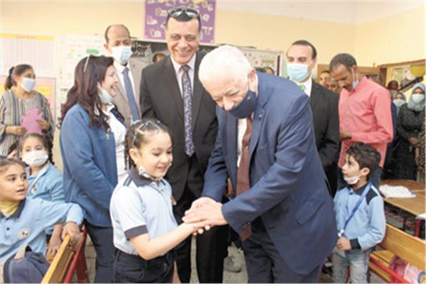 وزير التربية خلال جولة بمدرسة وادى الملكات 