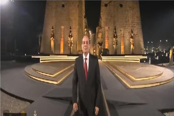 الرئيس خلال افتتاح الطريق
