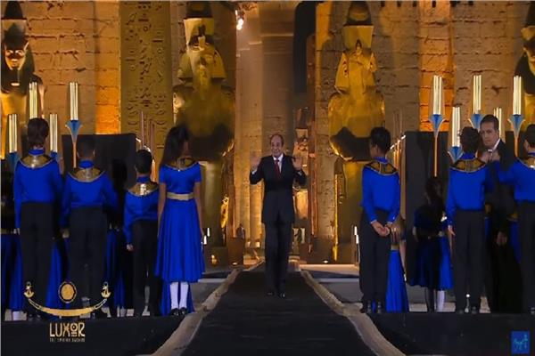 «المصريون» يرسمون «القوة والحياة والنور» بألوان الفراعنة