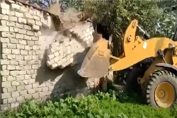 إزالة تعديات علي حرم السكة الحديد بحي الوراق