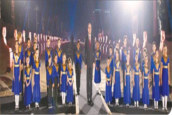 الرئيس عبد الفتاح السيسى يتوسط مجموعة من الأطفال خلال الاحتفال بافتتاح طريق الكباش بمدينة الأقصر