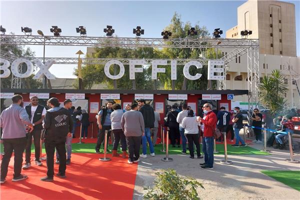 توافد عدد كبير من الجمهور على دار الأوبرا