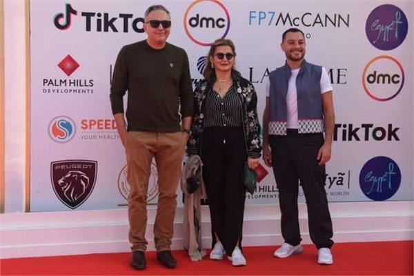 محمد حفظي ومخرجات فيلم "بلوغ" على السجادة الحمراء بمهرجان القاهرة 