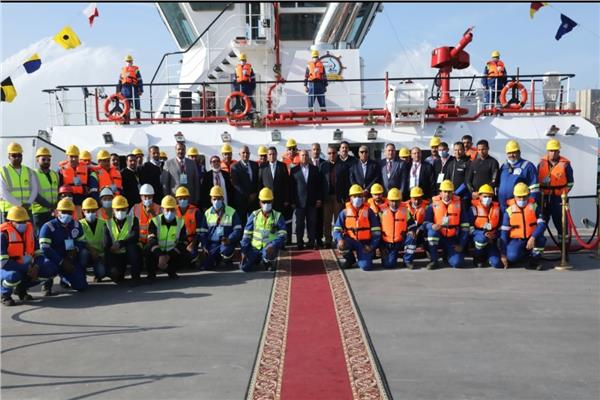رفع  العلم على أحدث ثلاث قاطرات بحرية جديدة