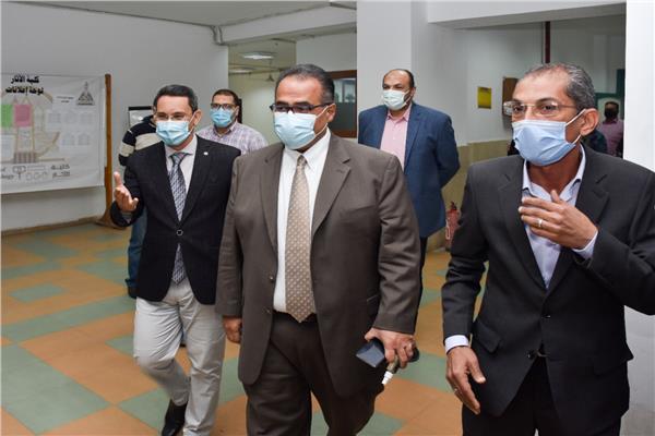 نائب رئيس جامعة عين شمس يتفقد اللجان الانتخابية 