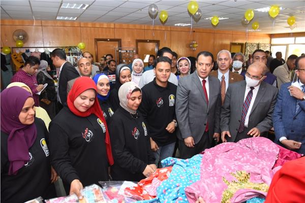 رئيس جامعة أسيوط يفتتح المعرض الخيرى الرابع للملابس الجاهزة بأسعار رمزية 