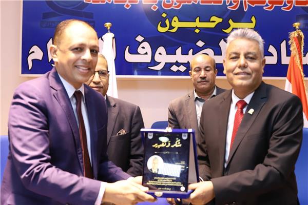 رئيس جامعة جنوب الوادى يشهد حفل تخرج الدفعة الثالثة