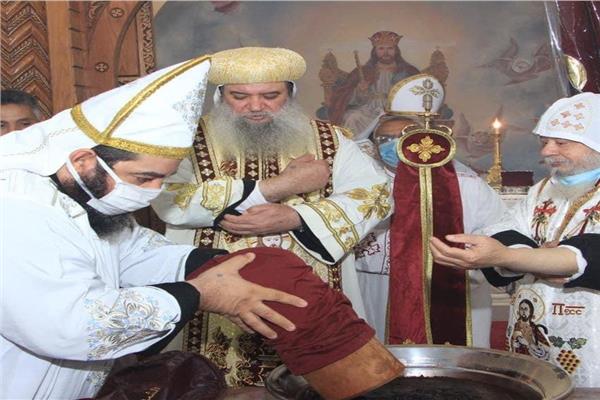 اثناء تطيب رفات قديسي دير الشهيد
