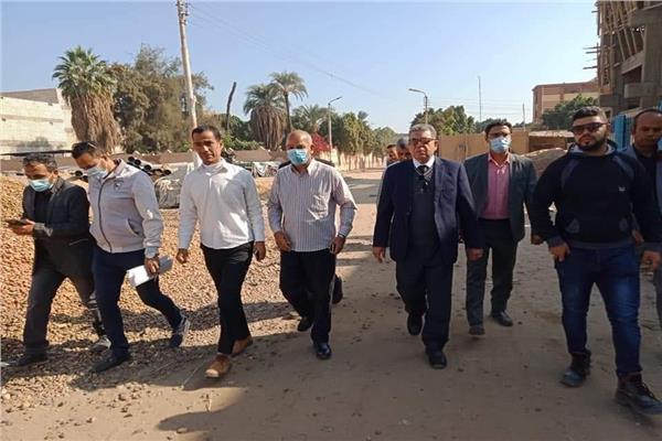 محافظ المنيا خلال الجولة