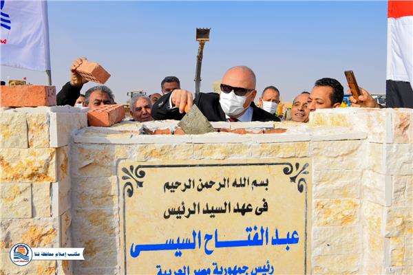 وضع اللواء أشرف الداودى محافظ قنا حجر الأساس لبدء أعمال البنية التحتية