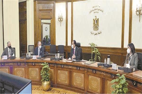 رئيس الوزراء خلال اجتماعه مع مجموعة من المستثمرين