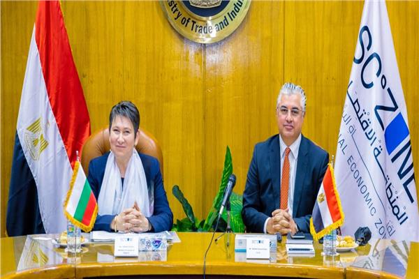 رئيس المنطقة الاقتصادية لقناة السويس خلال لقائه وزيرة الاقتصاد البلغارية