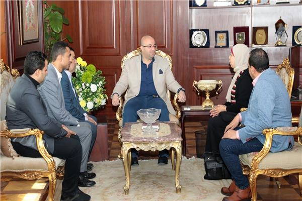 محافظ بني سويف يلتقي وفداً من وزارة الشباب
