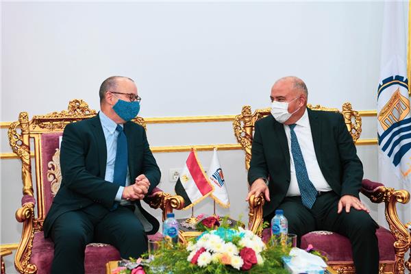 محافظ قنا خلال اللقاء