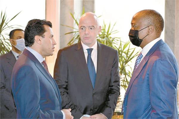 وزير الرياضة فى أحد اجتماعاته مع رئيس الاتحاد الدولى