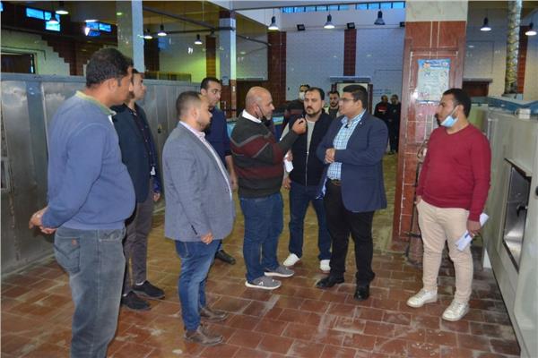 نائب محافظ بني سويف يتابع منظومة العمل بمصانع إنتاج وجبات التغذية المدرسية