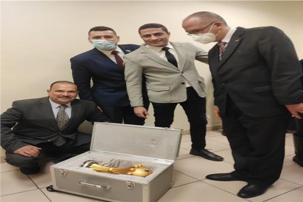 كأس الأمم الأفريقية يصل مطار القاهرة 