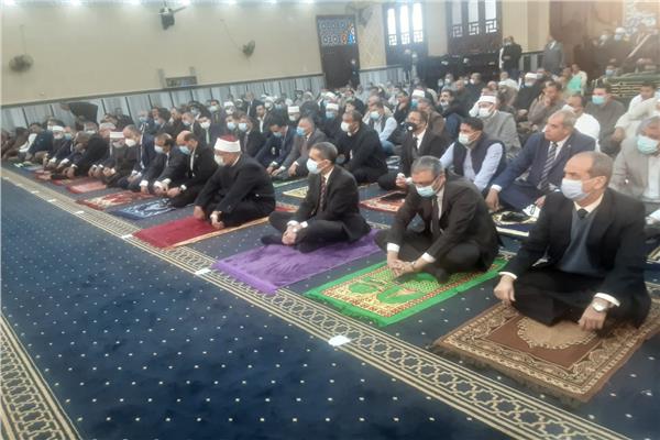 وزير الأوقاف خلال أداء صلاة الجمعة