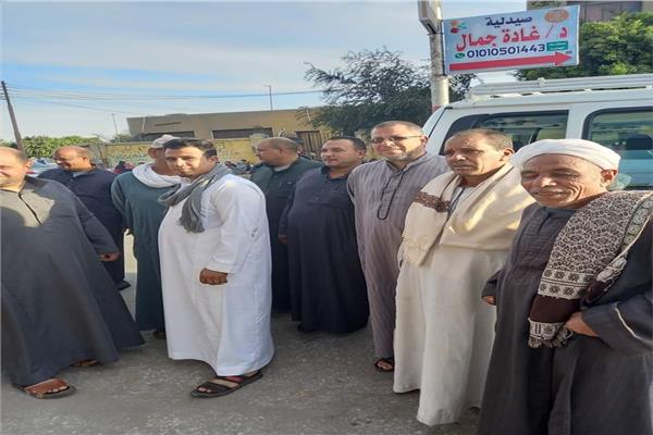 خروج مدير مدرسة ساقولا بعد اجراء عملية جراحية وفي الطريق إلي منزلة ببني مزار 