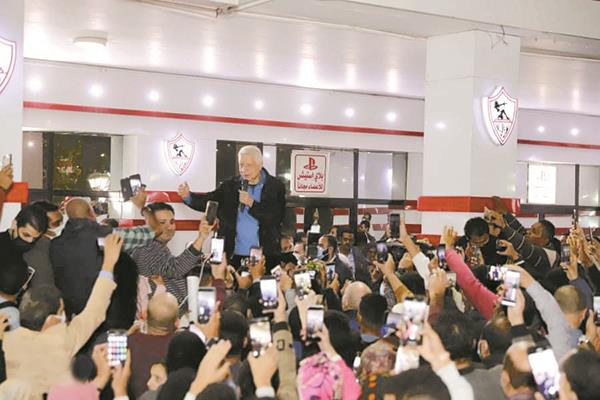 مرتضى منصور حظى باستقبال حاشد من أعضاء الزمالك