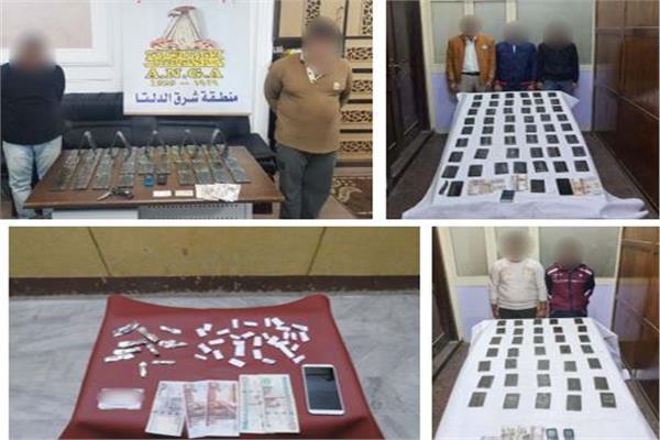 المتهمون وبحوزتهم المضبوطات