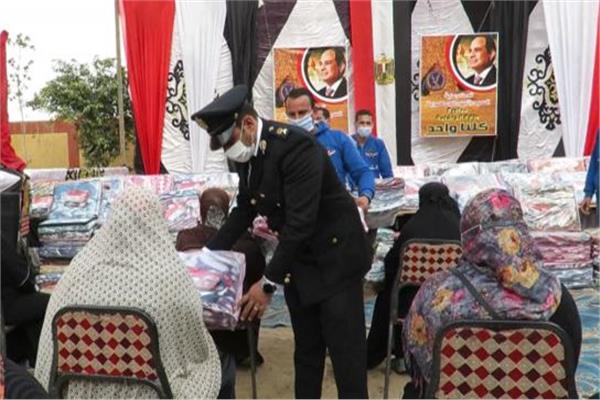 رجال الشرطة خلال توزيع المساعدات