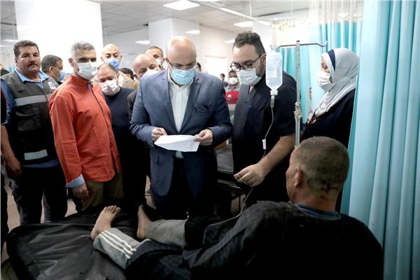  محافظ بني سويف يطمئن على الوضع الصحي لمصابي حادث انقلاب سيارة ميكروباص على الطريق الصحراوي الشرقي