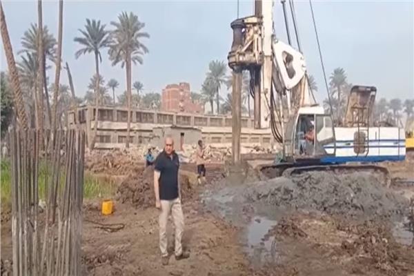 إنشاء كوبري للسيارات بمزلقان السكة الحديد بمركز أبو النمرس