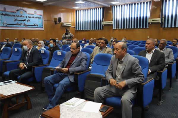 رئيس جامعة جنوب الوادي يشهد اجتماعا لمناقشة النظام الالكتروني للمعاملات الادارية بالجامعة