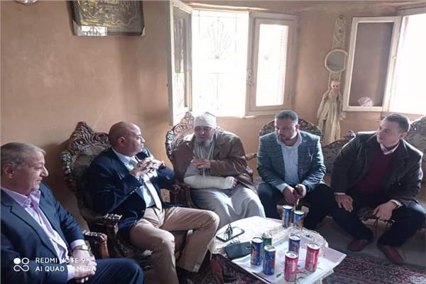وكيل وزارة التربية والتعليم في منزل مدير مدرسة ساقولا للاطمئنان على صحته