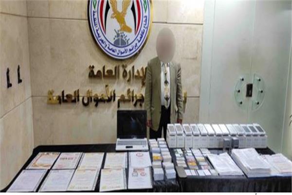 المتهم وأمامه المضبوطات