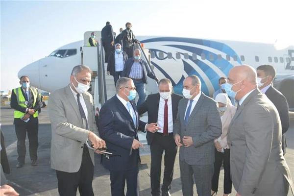 محافظ البحر الأحمر ووزير الطيران يفتتحان أحد فروع الأسواق الحرة بمدينة الغردقة