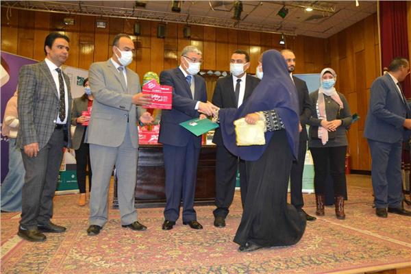 محافظ المنيا يسلم عدداً من الأجهزة التعويضية 