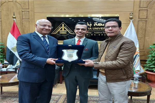 خلال استقباله أحد المشاركين في احتفالية قادرون
